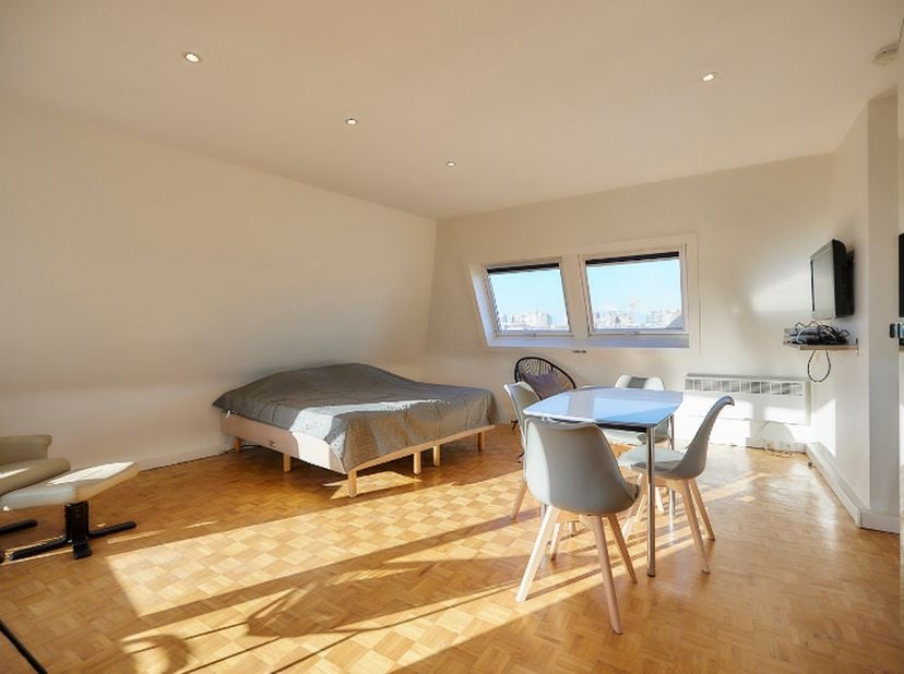 LICHTRIJKE STUDIO MET TERRAS OP HET VISSERSPLEIN<br />
Deze gemeubelde studio gelegen op de 6de verdieping van Residentie Porto Bello bevindt zich pal