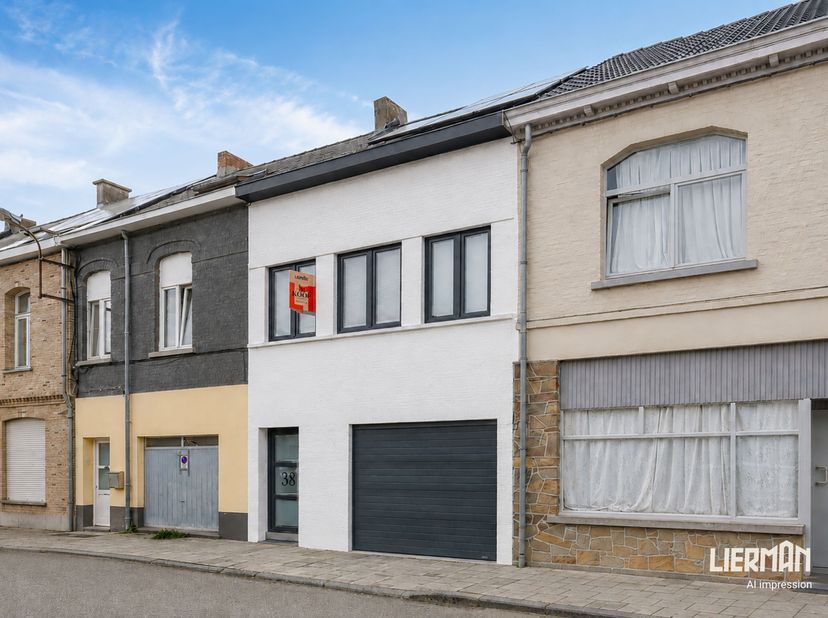 - Bezoekdag: ZA 29/8 (NM) - enkel op afspraak - 053 89 99 66 -<br />
Deze charmante woning is gelegen op een strategisch gunstige locatie, met alle vo