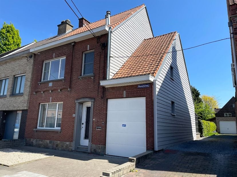 Recent (2020) volledig gerenoveerd ééngezins burgerwoning met garage en zongerichte tuin.&amp;nbsp;<br />
Modern ingerichte keuken en douchekamer, geïsole