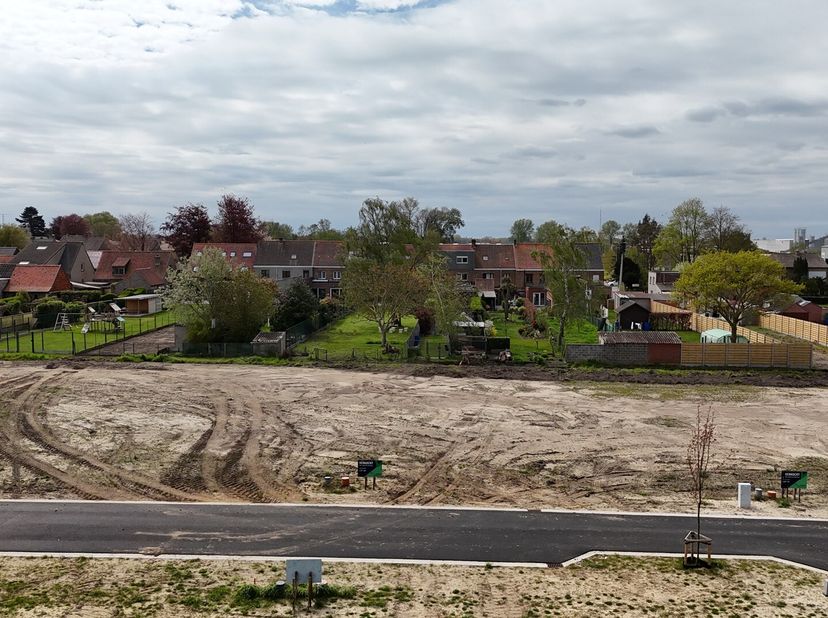 Langs de Hovaerestraat (rechts naast huisnummer 70) in Koekelare realiseren ze deze nieuwe verkaveling waar lot 2 te koop is. Je woont er op een boogs
