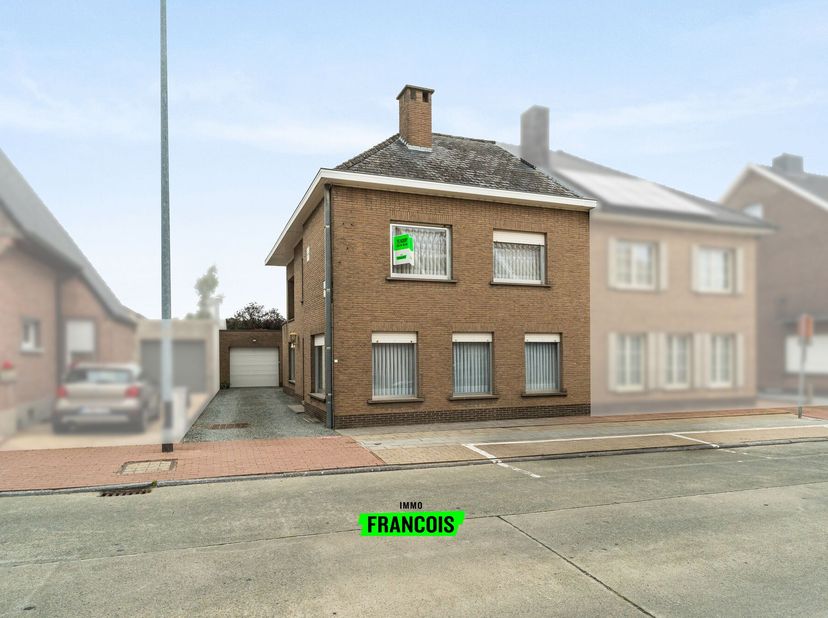 Bent u op zoek naar een ruime woning met commerciële mogelijkheden op een centrale ligging in Zottegem? Dan is deze eigendom zeker een bezoek waard.<b