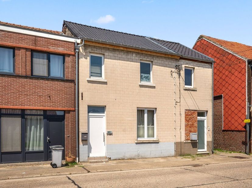 Deze standaard rijwoning in Linter biedt een comfortabel en gezellig thuis voor een klein gezin of een koppel. De woning beschikt over een ruime tuin