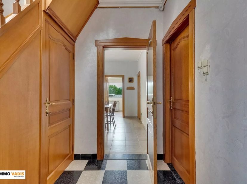 Rustig en landelijk gelegen in de Sint-Antoniusstraat 2A te 3770 Valmeer (Riemst), bevindt zich deze zeer goed onderhouden halfopen bebouwing met tal