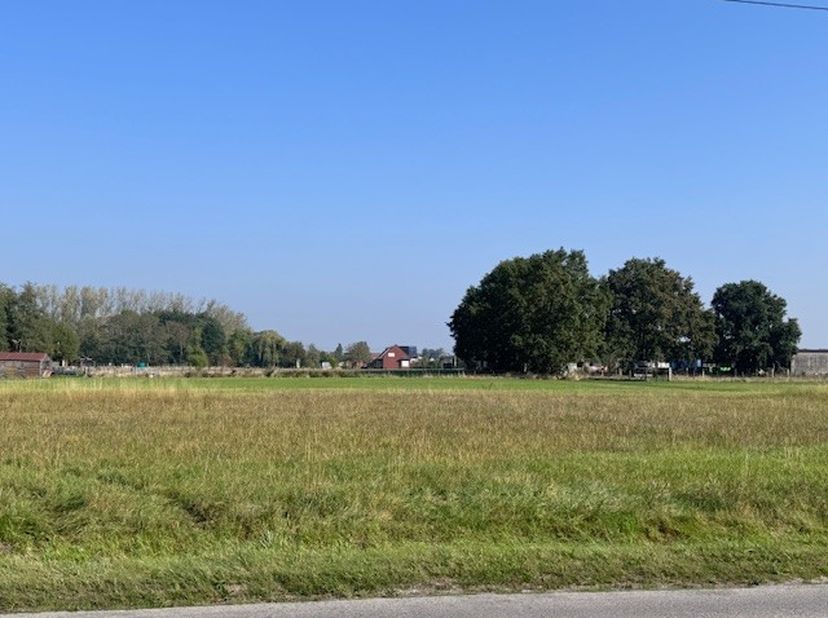 Bouwgrond voor open bebouwing gelegen in woongebied met landelijk karakter.<br />
<br />
Oppervlakte: 8a28ca<br />
Breedte : 16,56m<br />
Diepte: 50m<