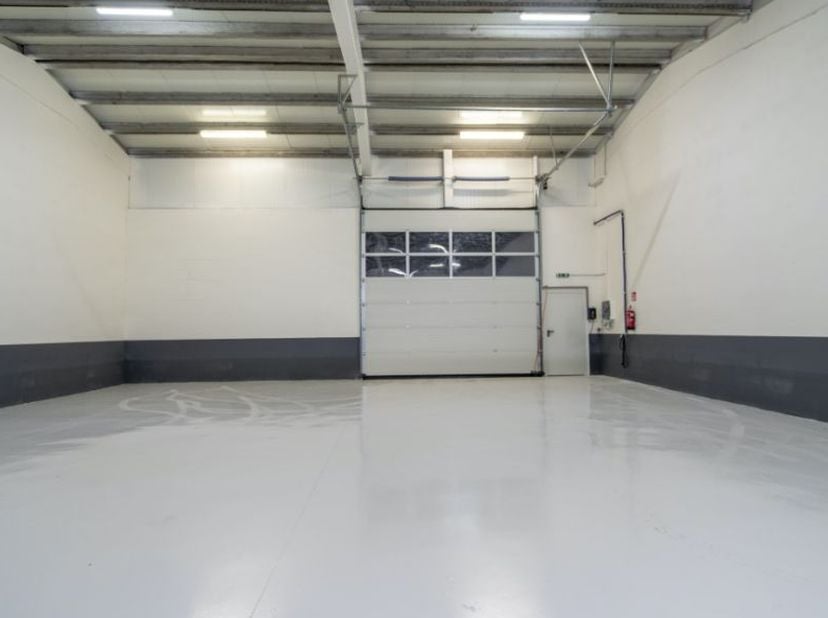 Unités PME Anzegem : Unités PME rénovées/nouvelles à louer/acheter dès 110 m². Isolées, portail électrique individuel, près de l’E17 (Deerlijk/Waregem