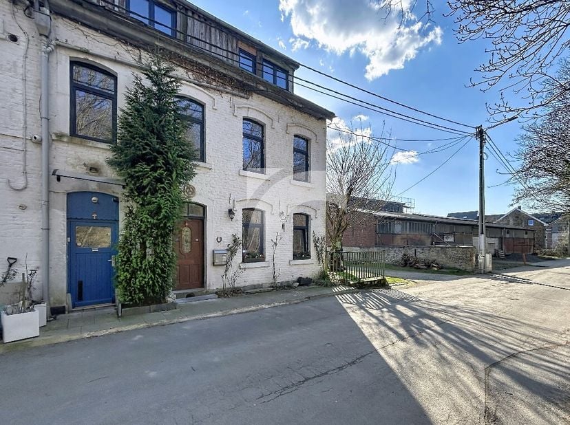 Eupen Haagenstraße, 10 : au fond dune ruelle en cul-de-sac, au calme et en bordure de la Vesdre, cette maison attenante dispose de volumineuses dépend