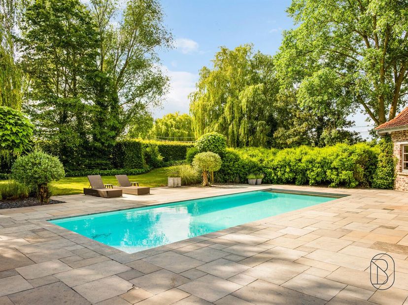 Te koop: charmante hoeve met zwembad op 3500m2 in Kruisem. Vanafprijs €998.500. <br />
In het landelijke en gegeerde Kruisem bevindt zich deze prachti