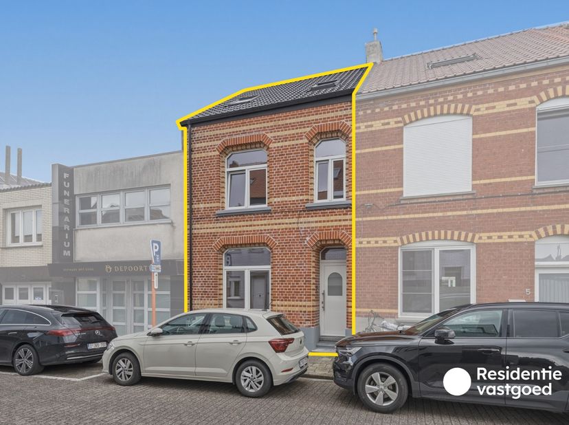 Deze kwalitatief gerenoveerde gesloten bebouwing is gelegen in Bredene en biedt een uitstekende combinatie van hedendaags wooncomfort, een praktische