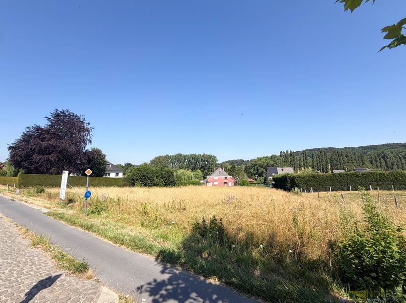 AANTREKKELIJKE BOUWGROND (770M²) met centrale ligging en VLOTTE BEREIKBAARHEID nabij het MUZIEKBOS te Ronse. Dit perceel van 770M² is geschikt voor ee