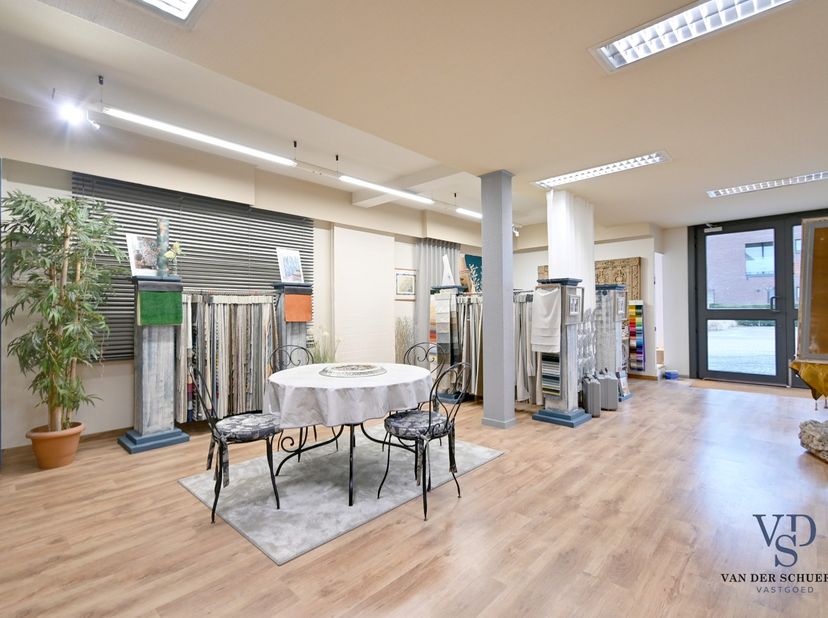 Dit handelshuis is gelegen in het centrum van de deelgemeente Balegem (Oosterzele), tegenover de kerk. <br />
<br />
Het gelijkvloers is voorzien van