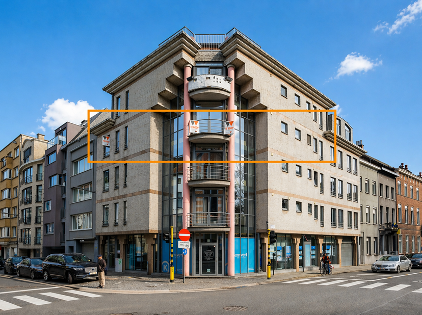 Dit ruim en energiezuinig appartement is gelegen op de derde verdieping in een gebouw met lift en bestaat uit een inkomhal, een ruime en enorm lichtri