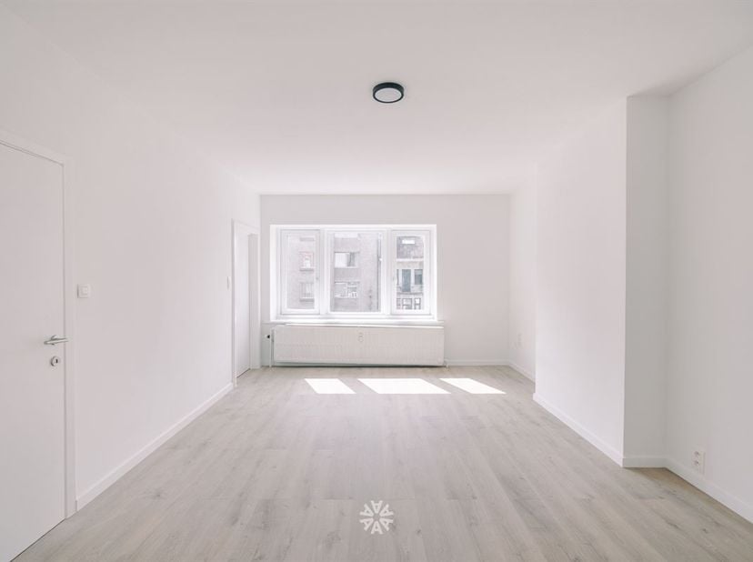 GENT CENTRUM - Instapklare gerenoveerde duplex met twee slaapkamers tussen het Sint-Pietersstation en Gent-Centrum.<br />
<br />
Gelegen op de derde