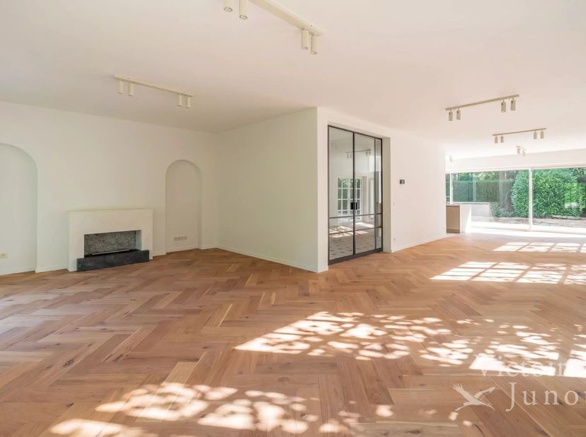 Victoire Junot stelt u deze prachtige villa voor, ideaal gelegen in het hart van de bijzonder gegeerde wijk Fort Jaco en in 2026 volledig gerenoveerd