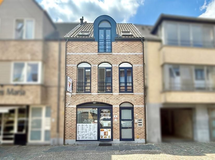 Opbrengsteigendom met handelspand (met 2 autostaanplaatsen) en 2 appartementen, pal in het centrum van Londerzeel.<br />
Allemaal verhuurd. Vraag als