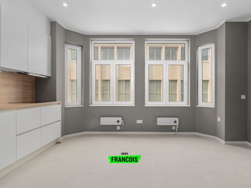 Dans la Koninginlaan 5, une rue à sens unique tranquille en plein centre de Blankenberge, se trouve ce duplex entièrement rénové aux deux derniers éta