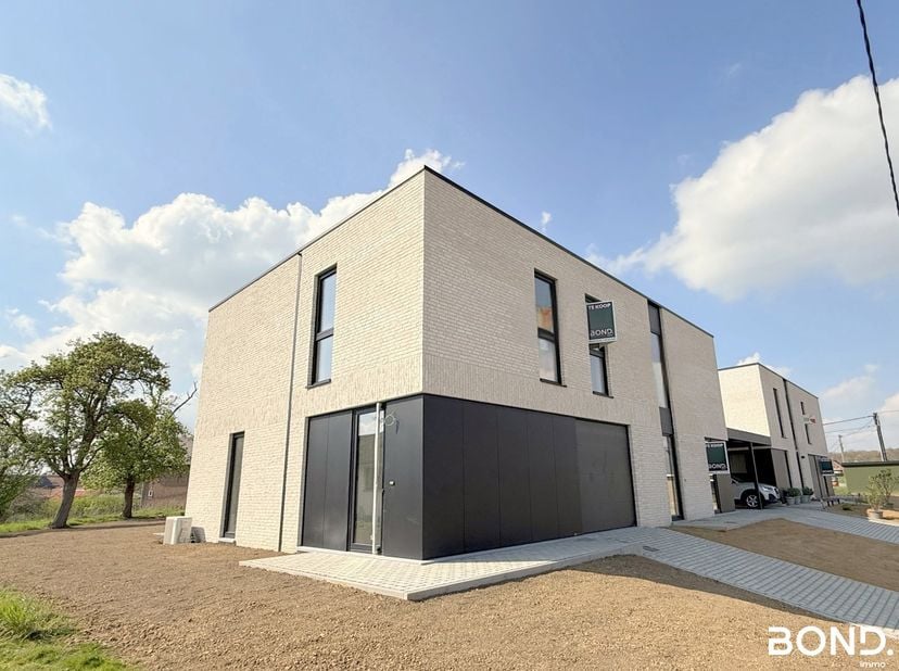 NIEUWBOUW OPENDEUR ZONDAG 26 APRIL VAN 10 UUR TOT 13 UUR.<br />
Zoekt u een nieuwbouw driegevelwoning, volledig afgewerkt, voor minder dan 517.500 Eur