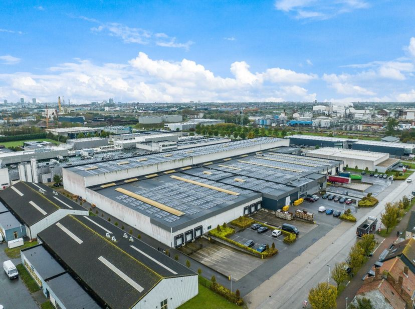 Het betreft een logistiek magazijn van 4.025 m², gelegen aan de op -en afritten van de A10 - Zandvoorde.<br />
Het magazijn heeft een vrije hoogte van