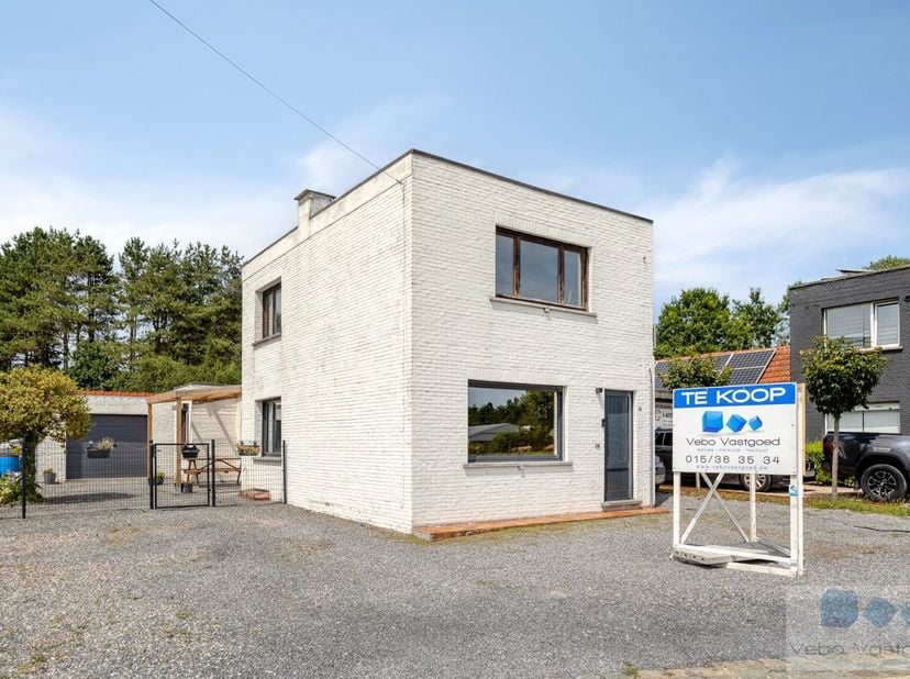 Op een unieke locatie te Heist-op-den-Berg, bevindt zich deze leuke starterswoning met 2 slks, ruime tuin en vrijstaande garage.<br />
<br />
Deze cha