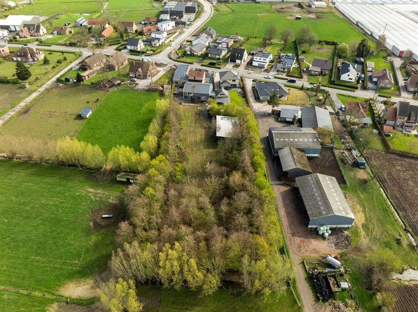 Open bebouwing met ruim werkatelier en loods op 5722 m²<br />
Dankzij de royale perceeloppervlakte van 5722 m² geniet u hier van een unieke combinatie
