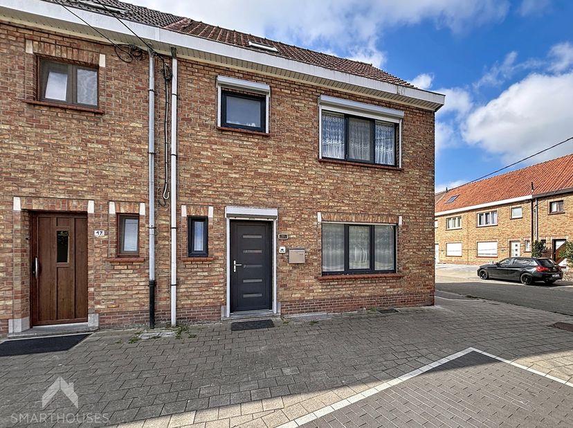 Deze goed gelegen hoekwoning combineert een rustige ligging met een uitstekende bereikbaarheid nabij het centrum. De woning verwelkomt u via een inkom