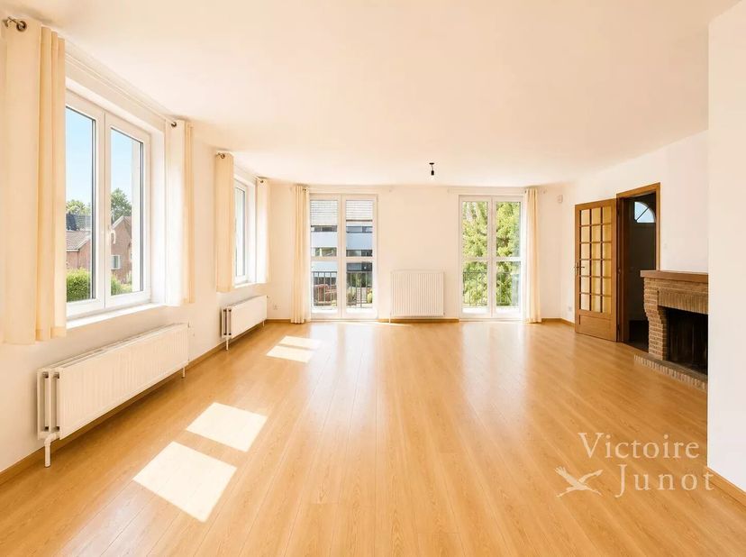 Voorgesteld door Debora Peruch Tel : 0476/71.28.17 ou debora.peruch@victoire.be<br />
Victoire Junot biedt u dit prachtige huis met 4 zijden aan, idea