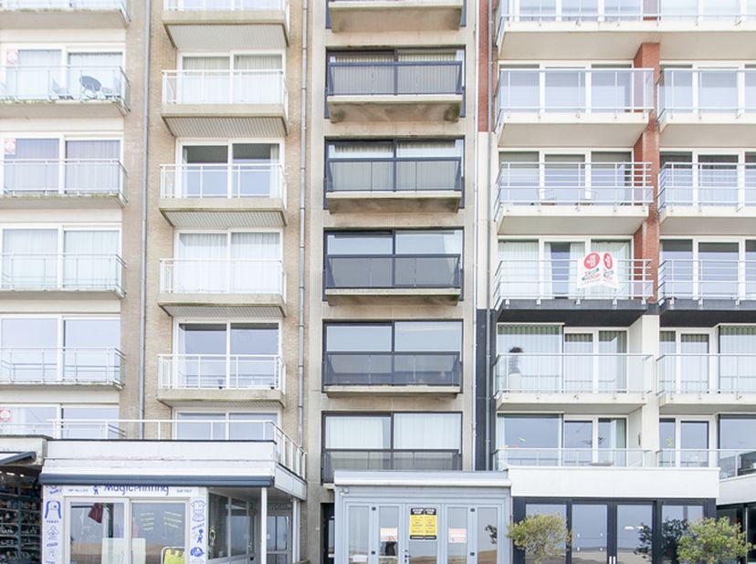 LOCAL COMMERCIAL AVEC VUE - <br />
<br />
Local commercial bien situé au res-de-chaussée, avec vue sur la digue. L'espace commercial comprend un débar