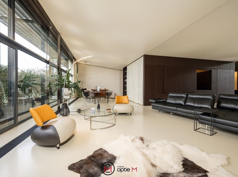 Vlakbij de Quartier Bleu en het centrum van Hasselt ligt deze mooie ruime loft met originele inrichting en afwerking.<br />
Deze loft heeft een bewoon
