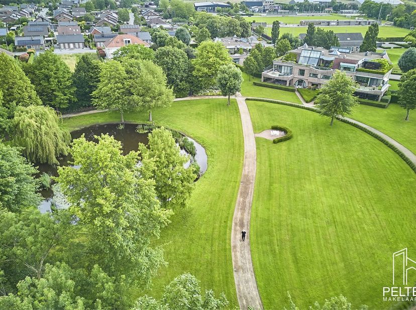 Ontdek de ultieme luxe en comfort!<br />
<br />
Dit unieke penthouse beslaat de volledige verdieping van Residentie Ulmus en biedt een riante bruikbar