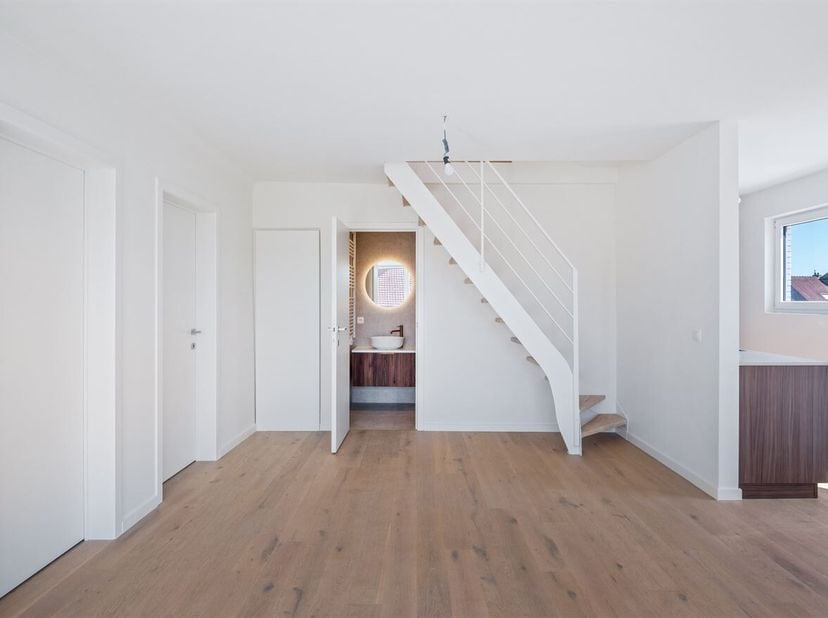Duplex appartement met 3 slpks en riant terras!<br />
Dit prachtig duplex appartement is centraal gelegen in een rustige straat in Lier met alle voorz