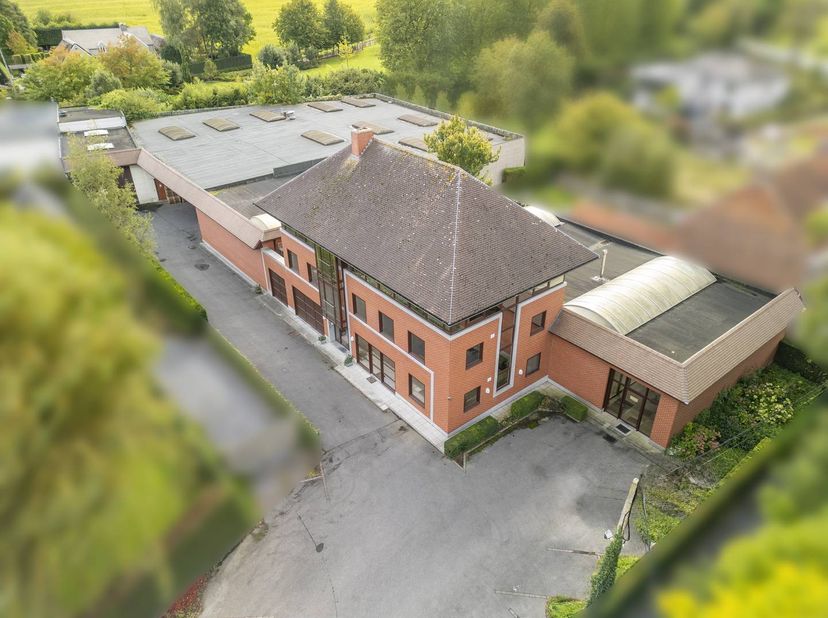 Appartementenblok van 3 appartementen en 2 magazijnen van ca. 1.600 m² op een totale grondoppervlakte van ca. 3.140 m² te koop in Anzegem. <br />
<br
