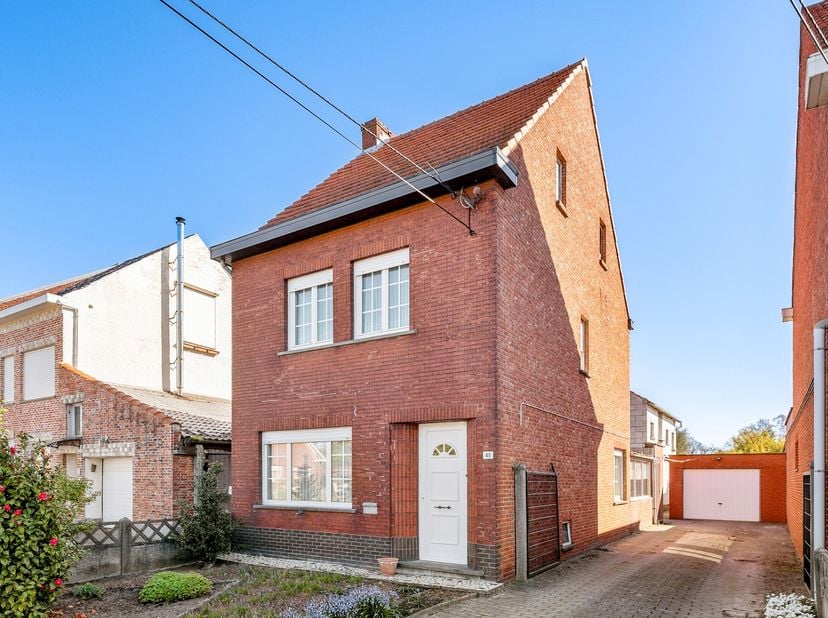 Volledig te renoveren woonhuis gelegen op een strategische locatie aan de rand van het centrum.<br />
<br />
Deze woning omvat op het gelijkvloers een