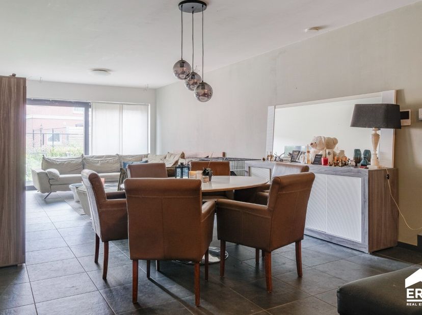 Recent gelijkvloers appartement in het centrum van Bocholt, gelegen aan het mooie marktplein. Het appartementencomplex is kleinschalig en opgeleverd i