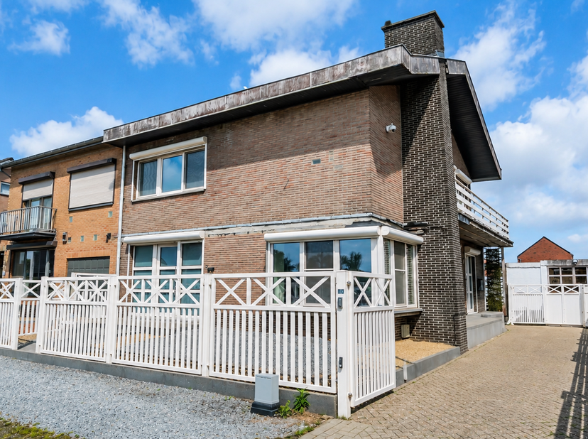 Ruime gezinswoning met 3 slaapkamers, garage, grote zolder en volledig omheinde tuin<br />
Bent u op zoek naar een ruime woning met veel lichtinval en