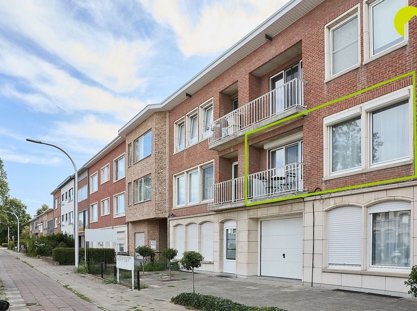 Op de grens van Edegem en Mortsel bieden wij u dit instapklaar appartement (85m²) aan met 2 slaapkamers. Inclusief in de prijs een praktische kelderbe