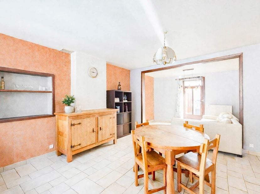 ACTUALIMMO SAMBRE ET MEUSE vous propose cette jolie maison 2 façades idéalement située à Beaumont, proche de toutes les commodités.<br />
<br />
Elle