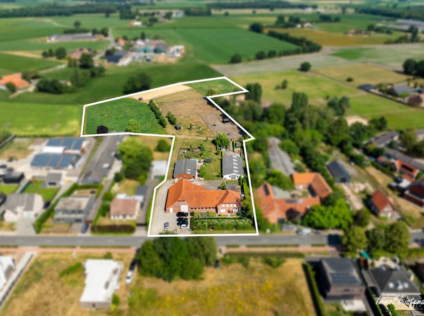 Voor wie droomt van een eigen paardenaccommodatie waar wonen, trainen en optimaal genieten naadloos samenkomen, vormt dit uitzonderlijke eigendom een