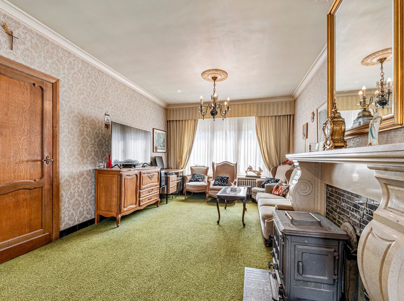 Op te frissen woning te koop in Menen!!<br />
We betreden de woning via de ruime inkomhal en komen terecht in de leefruimte. Hier is er ruimte voor ee