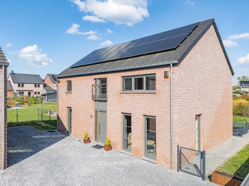 EASYHOME Immobilier est à Aye aujourd’hui pour vous proposer cette somptueuse villa 4 façades, idéalement située dans un quartier calme du village.<br
