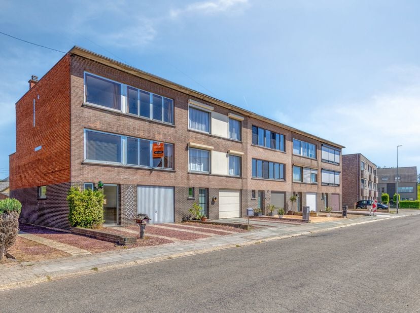 Te renoveren bel-etagewoning gelegen in de Vinkenstraat te Aarschot, op een gunstige locatie vlakbij het centrum. Deze woning biedt tal van mogelijkhe