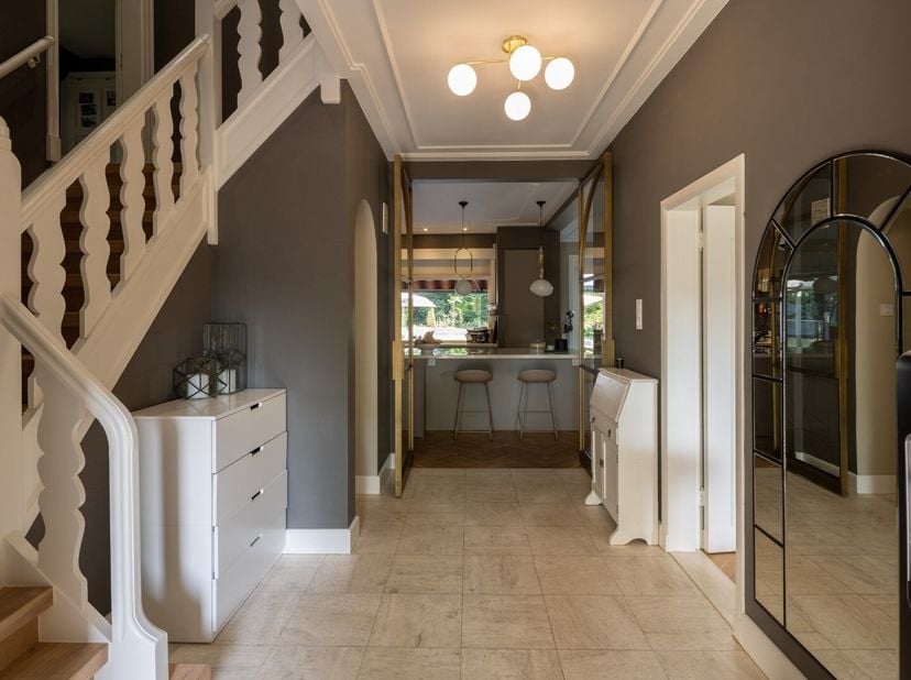 Deze karakteristieke en indrukwekkende villa op een perceel van 55a62ca (5.562 m²) wordt verkocht!<br />
De villa bevindt zich op een fijne locatie in