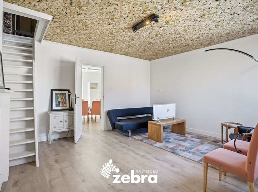 Deze deels gerenoveerde woning vormt een uitstekende opportuniteit voor starters, investeerders of wie op zoek is naar een woning met potentieel in he