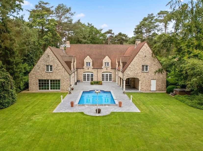 Vlak bij het prestigieuze Golf- en Meer-domein in Keerbergen ligt deze exclusieve villa. Deze luxueuze U-vormige woning staat op een prachtig perceel