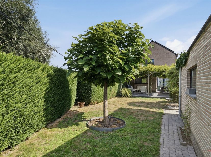 Ruim wonen in een rustige omgeving, met zicht op de velden én een verwarmd zwembad?<br />
<br />
Ontdek deze goed onderhouden halfopen gezinswoning