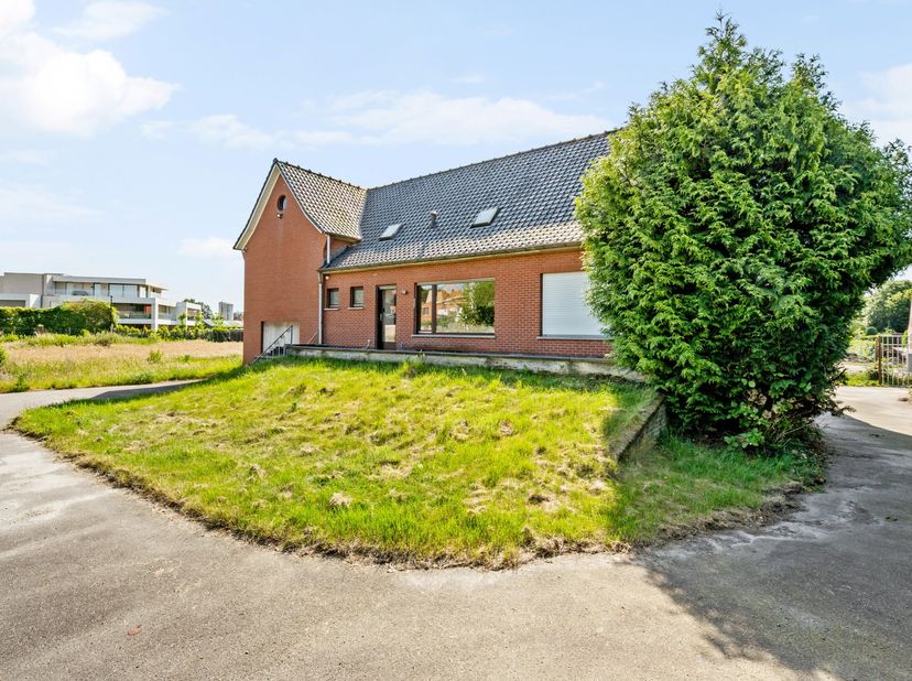 Deze vrijstaande woning met potentieel is gelegen in een doodlopende straat, pal in het centrum van Poppel, op een schitterende kavel van 2.476 m².<br