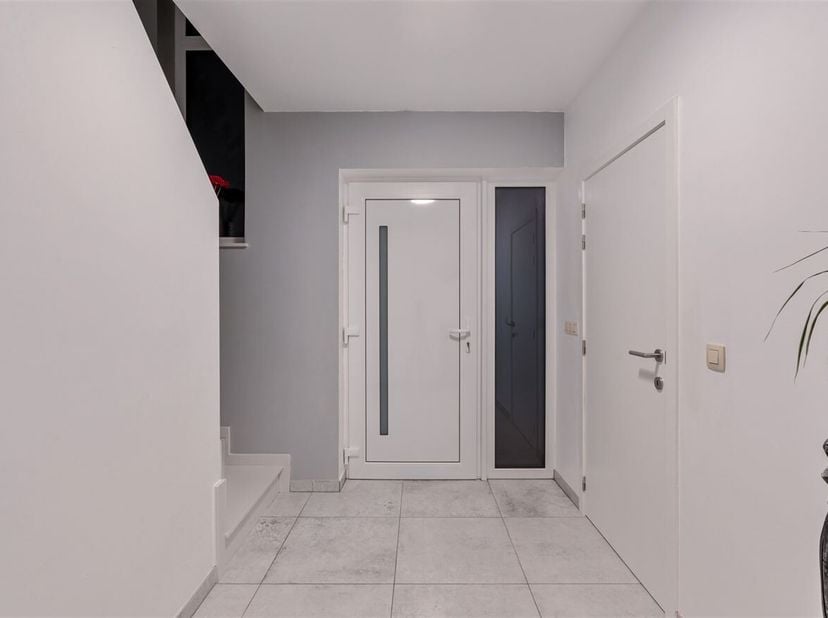 Centraal gelegen nieuwbouwwoning met 3 slaapkamers, inpandige garage &amp; tuin<br />
Ligging:<br />
Gelegen op een toplocatie, op wandelafstand van winke
