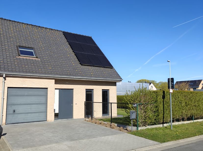 Deze toekomstgerichte hedendaagse woning in Lombardsijde biedt het ultieme wooncomfort op een steenworp van de zee en de iconische jachthaven van Nieu