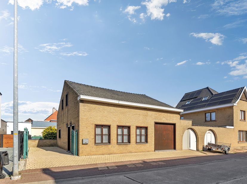 Voor meer info of een bezoek, bel 053 59 49 33 - Nabij het treinstation van Zandbergen bevindt zich deze goed onderhouden woning. Een school en openba