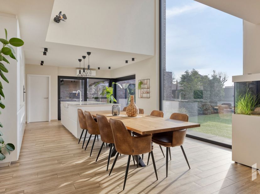 Prachtige moderne woning (324 m²) met een hoogwaardige afwerking en een praktijkruimte of eventueel 5 slaapkamers op een hoekperceel van 831 m².<br />