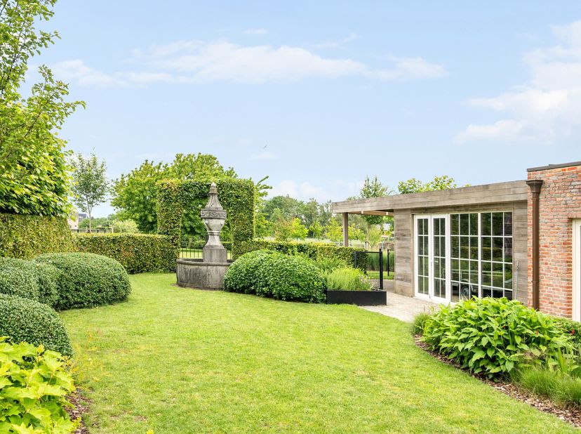Prachtige villa met 4 slaapkamers op een mooi, ruim perceel van 1.649 m². Op het gelijkvloers bevindt zich een ruime leefruimte met eetkamer en salon,