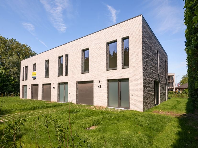 In een rustige en gegeerde buurt van Lier bieden wij deze stijlvolle nieuwbouwwoning aan. Dankzij de doordachte architectuur, hoogwaardige materialen
